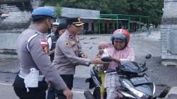 Polres TTU Berbagi Takjil Gratis untuk Masyarakat Kota Kefamenanu di Bulan Ramadhan