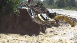 Tanggul sungai Tuntang Kembali Jebol Alat Berat Nyaris Terseret Arus, Akses Desa Terputus