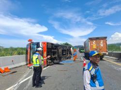 Bus Rosalia Indah Terguling di Tol Batang-Semarang, Tiga Orang Luka - Luka