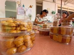 Berkah Ramadan, Warga Non Muslim di Bojonegoro Terima Banyak Pesanan Kue Lebaran