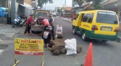 Gorong-gorong Amblas di Jalan Juanda Kuningan, Arus Lalu Lintas Terganggu