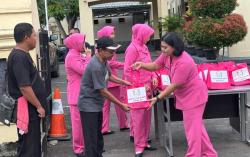 Bulan Suci Ramadhan, Bhayangkari Polsek Cilegon Bagikan Takjil Gratis kepada Pengguna Jalan