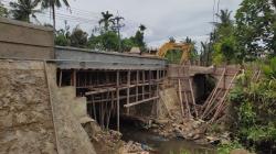 Proyek Jembatan di Klawalu Mangkrak, Warga Desak Pemerintah Bertindak