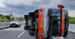 Hindari Tabrakan dengan Truk, Bus Rosalia Indah Terguling di Tol Batang-Semarang