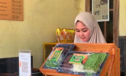 Mencicipi Jajanan Cucur Ceria Aneka Toping di Ponorogo, Penjualnya Juga Cantik