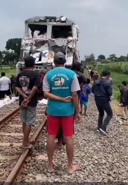 Viral Kereta Api Tabrak Truk di Kediri, Ini Tanggapan KAI DAOP 7 Madiun