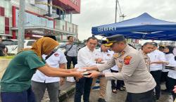 Sat Resnarkoba Polres Tasikmalaya Kota Bagikan Ratusan Takjil ke Pengendara untuk Berbuka Puasa