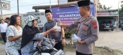 Polri Untuk Masyarakat, Polsek Lima Puluh Begikan Takjil Gratis Kepada Warga Di Bulan Suci Ramadhan