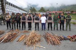 Aparat Gabungan Sita Ribuan Alat Perang Saat Razia di Puncak Jaya