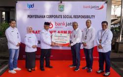 Wujudkan Kabupaten Malang Bebas Sampah, Bank Jatim Serahkan CSR Arm Roll Truck