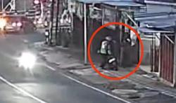 Viral Terekam CCTV Motor Ojol Dirampas Pria di Tepi Jalan Raya Malang Saat Suasana Ramai