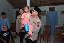 Momen Haru Kapolres Kebumen Berikan Kaki Palsu kepada Syahira Putri saat Patroli Ngabuburit