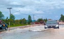 Sungai Pakit Meluap, Jalan Ahmad Yani KM 70 Banjir, Arus Lalu Lintas Terganggu