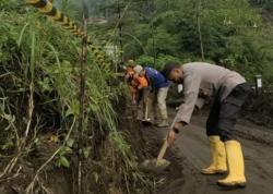 Material Longsor Tutupi Jalan ke Bromo, Polri Bersama TNI BPBD dan Warga Gerak Cepat Bersihkan