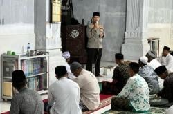 Pererat Silaturahmi di Bulan Suci, AKBP Ahmad Faisal Safari Subuh di Masjid Tgk Di Pucok Krueng