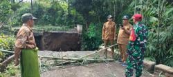 Diterjang Banjir Besar, Jembatan Penghubung di Desa Sumbersecang Probolinggo Terputus