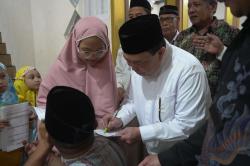 Usai Salat Tarawih, Anak-anak Berburu Tanda Tangan Wagub Sulbar