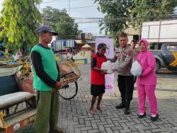 Peduli Sesama di Bulan Ramadan, Polsek Godong dan Bhayangkari Berbagi Takjil dan Sembako