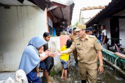 Tinjau Lokasi Banjir di Derwati dan Gedebage, Erwin Pastikan Bantuan untuk Warga