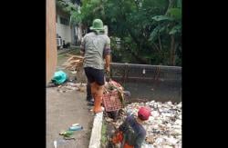 PUPR Depok Berjibaku Tiap Pagi Bersihkan Sampah di Kali yang Belah Balai Kota Depok