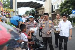 Berkah Ramadhan: Polresta Sidoarjo Bagikan Takjil Sambil Edukasi Keselamatan Berkendara