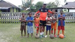 Menggiring Bola, Menggapai Mimpi: Eks Pemain Persipura Latih Anak-Anak Papua