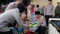 Polres Tasikmalaya Kota Berbagi Kebahagiaan dengan Bagikan Ratusan Paket Sembako ke Masyarakat