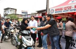 Berkah Ramadhan, Polisi di Pidie Jaya Bagi 250 Kotak Takjil Gratis Ke Penguna Jalan di Jaka Buya