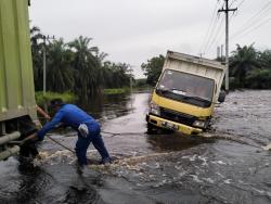 Banjir di KM 83, Lalu Lintas Kini Harus Buka Tutup