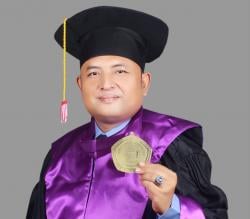 Dari Anak Tukang Becak Menjadi Doktor, Perjalanan Inspiratif Dr. H. Jamhari, S.Pd., M.A.P