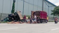 Video: Truk Muat Telur Terguling di Jalan Pantura Pemalang, Diduga Sopir Ngantuk!