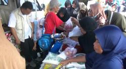 Ratusan Emak-Emak di Cilegon Berebut Sembako Murah, Antrean Panjang di Bazar Ramadan