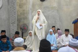 Wagub NTB Ummi Dinda Genjot Wisata Pantai Lakey Dompu lewat Safari Ramadhan dan Bantuan Sembako