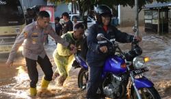 Hujan Deras Sebabkan Genangan, Kapolres Ciamis Turun Tangan Atur Lalu Lintas