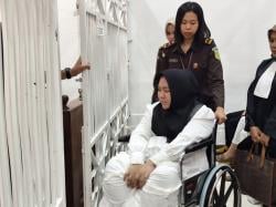 Raut Wajah Mira Hayati Hadiri Sidang Setelah Melahirkan Terkait Skincare Berbahaya