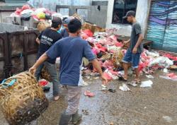 KCD Kelautan dan Perikanan Wilayah Selatan Banten Bersihkan Sampah di PPI Binuangeun