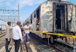 Sakit Hati ke PT KAI, Remaja Ini Bakar Gerbong Kereta di Stasiun Tugu