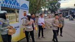 Polisi Bagi-Bagi Takjil Bersama Media, Masyarakat Mengapresiasi