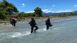 Detik Detik TNI Perbatasan Lintasi Sarang Buaya di Sungai Noel Besi saat Patroli