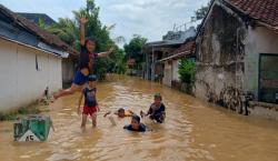 Banjir di Sukaresik Tasikmalaya jadi Wahana Wisata Anak-Anak Bermain Air dan Menjala Ikan