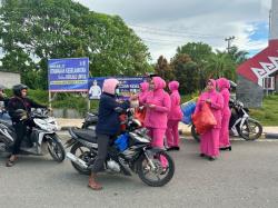 Peduli Terhadap Pengendara, Satlantas Polres Pasangkayu Berbagi Takjil di Bundaran Smart Pasangkayu