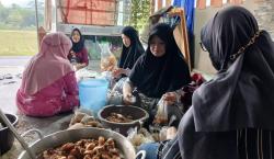 Melihat Kesibukan Emak-Emak di Kampung Bojongsoban Sukaresik, Siapkan Makanan untuk Korban Banjir