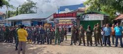 Perumda Pasar Kota Kupang, Gandeng TNI dan Menwa Bersihkan Sampah di Pasar Oebobo.