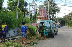 Kontribusi untuk Kebersihan Lingkungan, Lapas Waingapu Gelar Bakti Sosial di GKS Waingapu