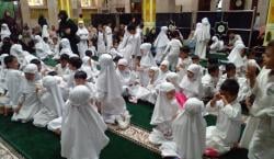 Sebanyak 157 murid TK MGI Handapherang Berbagi 1.187 Paket Takjil di Masjid Agung Ciamis