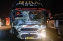 Bus Mira Hantam Truk Boks dan Motor di Jombang Gegara Sopir Mengantuk, Tiga Orang Luka Berat