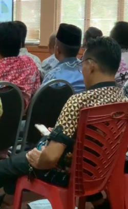 Bupati Egi Sibuk Beri Arahan, Camat Rajabasa Ikut Asyik Sendiri Main HP