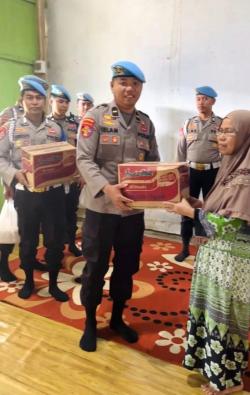 Bidpropam Polda Sulbar Bagikan Paket untuk Anak Yatim di Mamuju