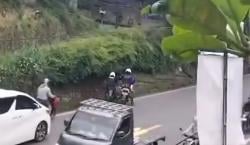 Viral! Petugas Patwal Tendang Pengendara Motor hingga Jatuh ke Selokan