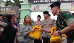 Sinergitas TNI-Polri, Kapolda Jabar Pimpin Aksi Bagikan 1.000 Paket Takjil ke Warga Tasikmalaya